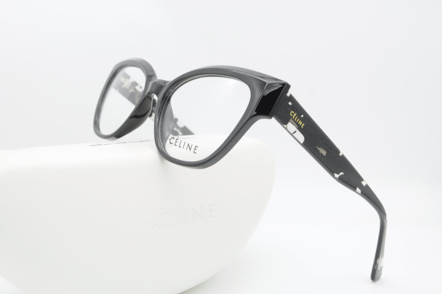 CÉLINE – L’audace d’un regard, la signature d’un style