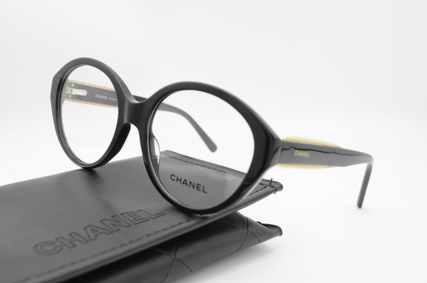 Chanel Iconique Black – Élégance Ronde