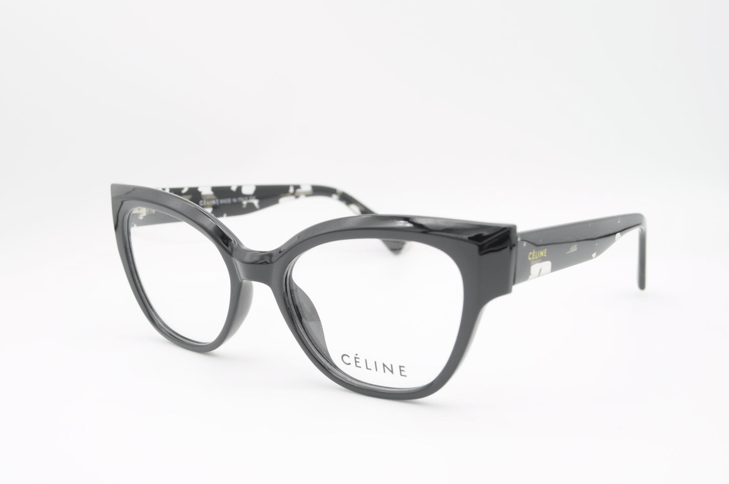 CÉLINE – L’audace d’un regard, la signature d’un style