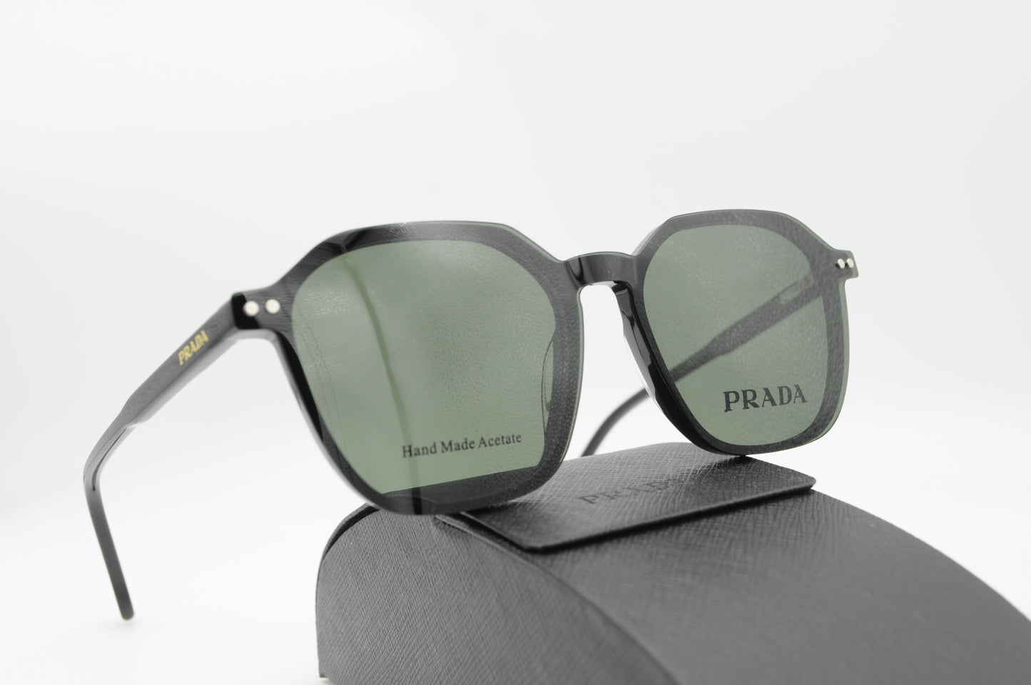 Lunettes PRADA avec Clip Solaire – Élégance et Polyvalence