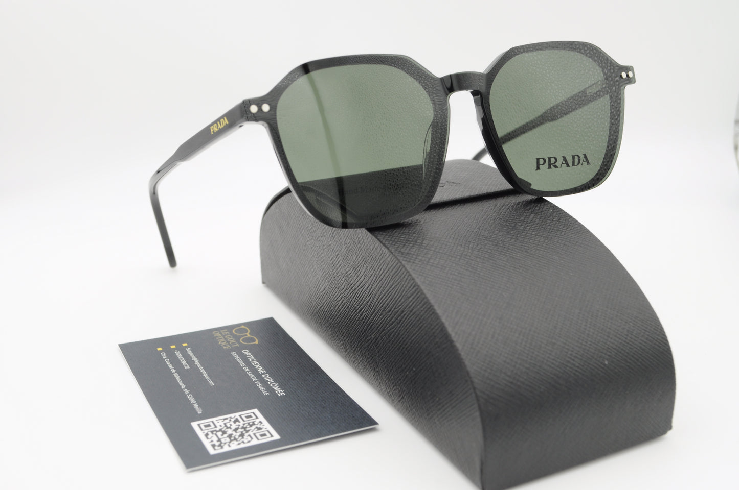 Lunettes PRADA avec Clip Solaire – Élégance et Polyvalence