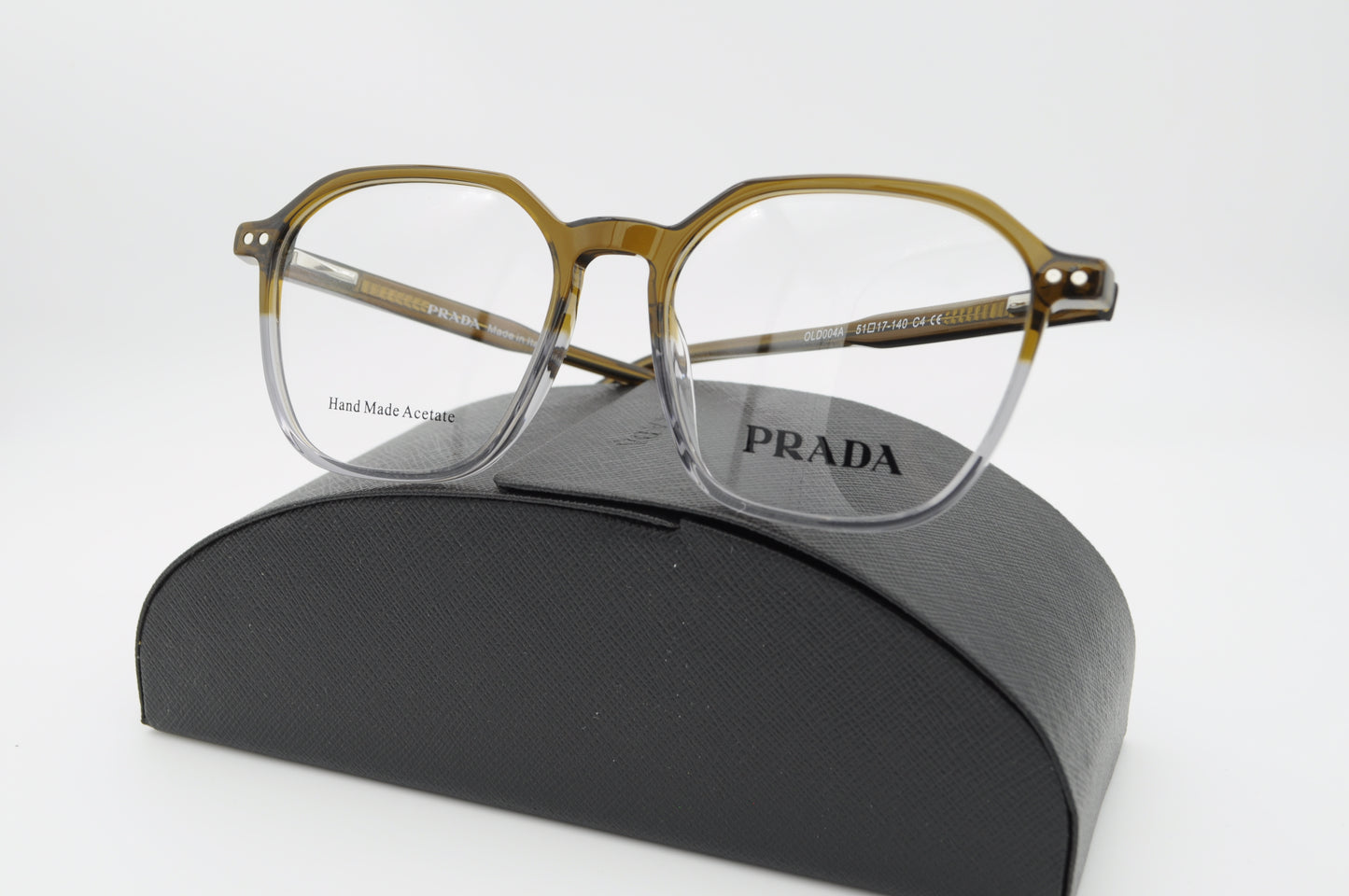 Prada RetroLight – Élégance Réinventée